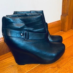 Black Guess Wedge Heels